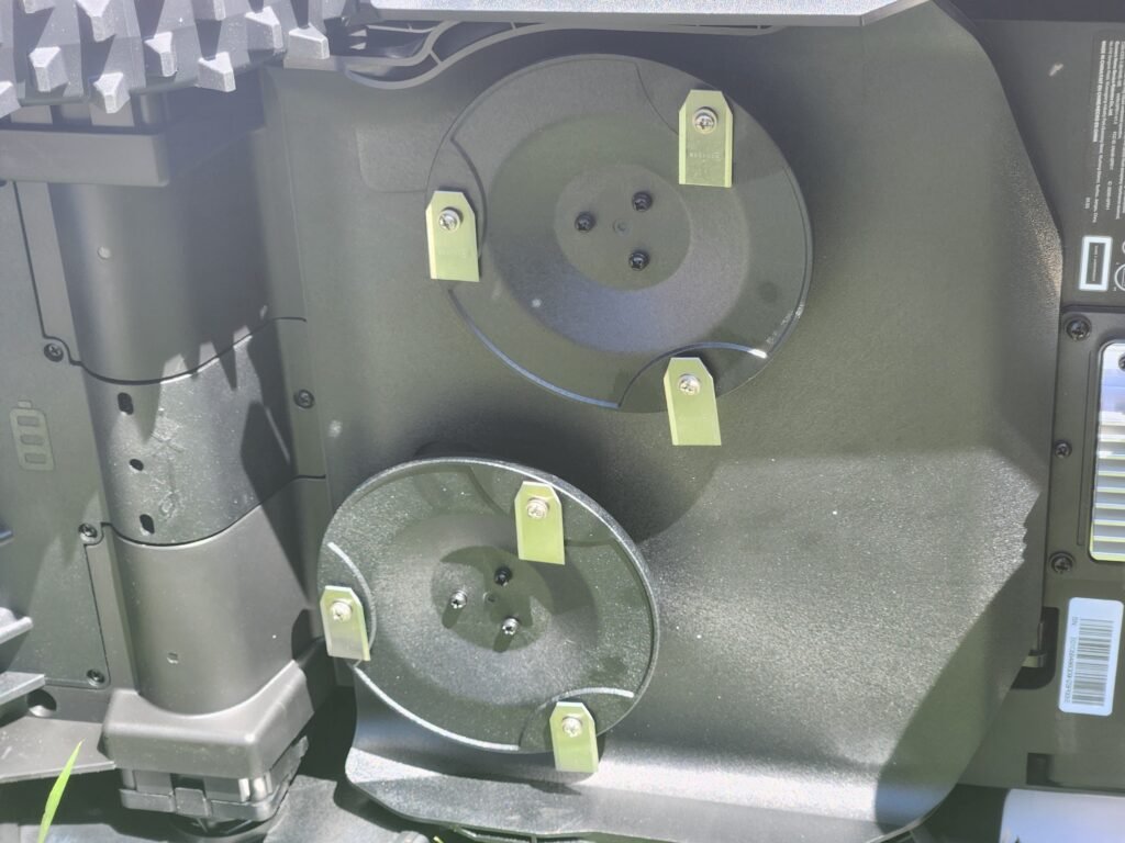 dual cutting heads of ecovacs goat mower