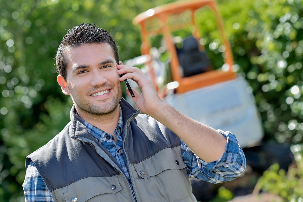 worker giving cost quote