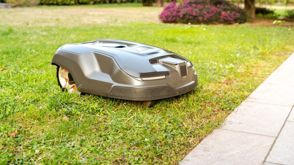 The Perfect Hybrid Lawn Maintenance Guide Combining Robot Mowers with Manual Care (2025)