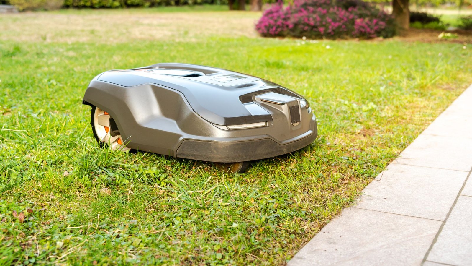 The Perfect Hybrid Lawn Maintenance Guide Combining Robot Mowers with Manual Care (2025)
